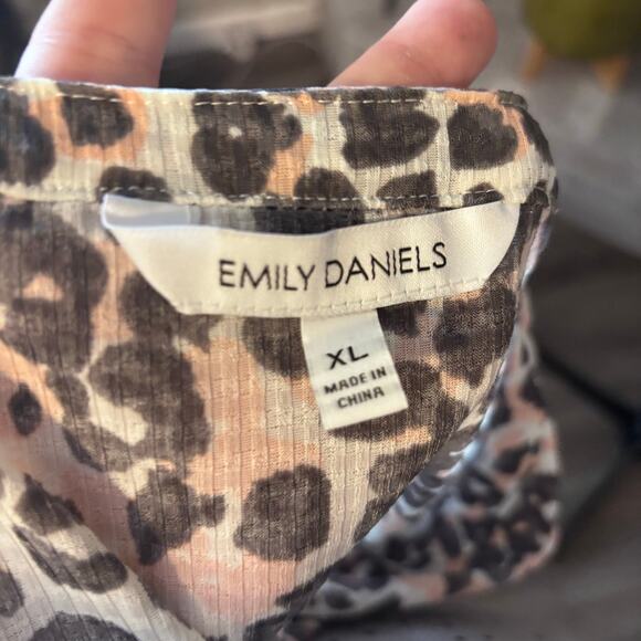 Emily Daniels Ribbed 3/4 Sleeve Animal Print Top Size XL Gold Buttons Notch Neck - Picture 8 of 9